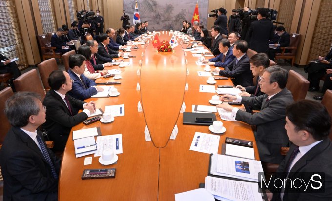 [머니S포토] 베트남 국가주석과 회담 갖는 김진표 국회의장