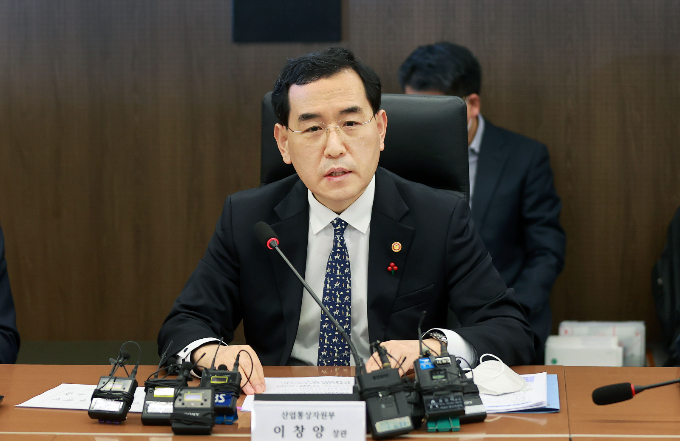 이창양 산업통상자원부 장관이 6일 오후 서울 대한상공회의소 대회의실에서 화물연대 집단운송거부 관련 주요업계 긴급 점검회의를 주재하고 있다. /사진=뉴스1(산업통상자원부 제공)
