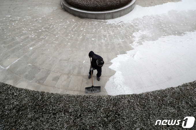 수도권 일대에 눈이 내린 6일 서울 서초구 대법원에서 직원들이 눈을 치우고 있다. 2022.12.6/뉴스1 ⓒ News1 조태형 기자