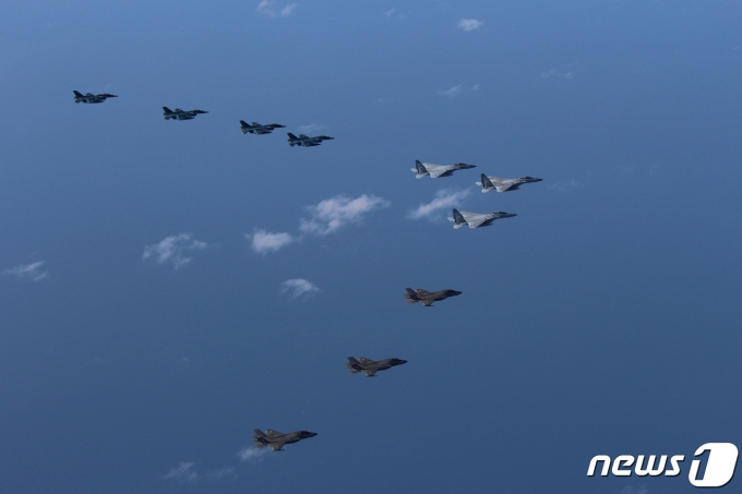 미국 해병항공군(Marine Aircraft Group) 제12비행대 소속 전투기 F-35B와 일본 항공자위대 소속 F-15, F-2 전투기 5~8대가 4일 합동군사훈련을 하는 모습을 일본 방위성이 공개했다. ⓒ 로이터=뉴스1 ⓒ News1 최서윤 기자