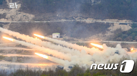 한미 MLRS 화력시범. 2017.4.26/뉴스1 ⓒ News1 성동훈 기자