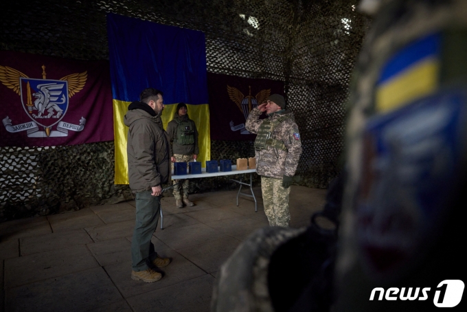 6일(현지시간) 볼로디미르 젤렌스키 우크라이나 대통령은 국군의 날을 맞이해 우크라이나 동부 도네츠크 최전방 지역을 방문, 병사들과 만나 훈장을 수여했다. ⓒ 로이터=뉴스1 ⓒ News1 정윤영 기자