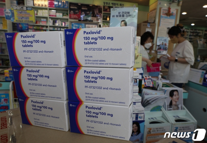 서울의 한 약국에 코로나19 먹는 치료제인 화이자사의 팍스로비드가 놓여 있다. 2022.5.16/뉴스1 ⓒ News1 신웅수 기자