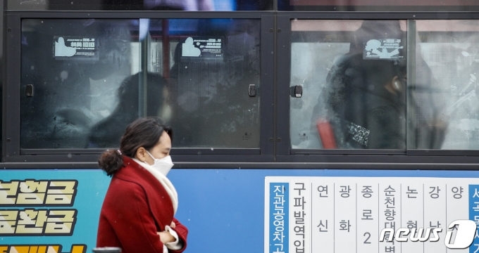 서울 등 수도권과 충청지역에 눈이 내리며 추위가 이어진 6일 오전 서울 시내 거리를 지나는 버스에 창문에 습기가 차있다. 2022.12.6/뉴스1 ⓒ News1 김도우 기자