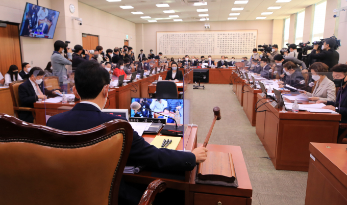 이르면 내년부터 '만 나이' 통일이 법제화돼 행정 분야의 혼란이 줄어들 전망이다. 사진은 7일 오전 서울 여의도 국회에서 열린 법제사법위원회가 시작되는 모습. /사진=뉴스1