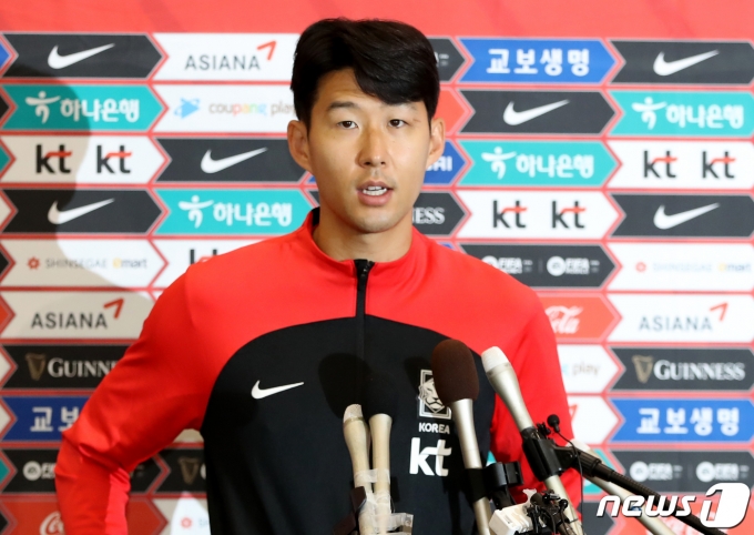 2022 카타르월드컵 16강을 달성한 대한민국 축구 국가대표팀 주장 손흥민이 7일 오후 인천국제공항 제1터미널을 통해 귀국한 뒤 취재진과 인터뷰를 하고 있다. 2022.12.7/뉴스1 ⓒ News1 장수영 기자