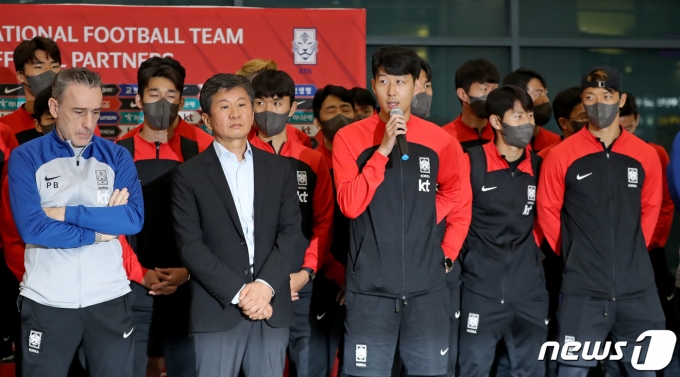2022 카타르월드컵 16강을 달성한 대한민국 축구 국가대표팀 선수단이 7일 오후 인천국제공항 제1터미널을 통해 귀국한 뒤 약식 행사를 갖고 있다. 2022.12.7/뉴스1 ⓒ News1 장수영 기자