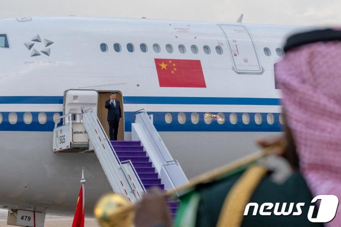 7일(현지시간) 시진핑 중국 국가주석이 사우디아라비아 수도인 리야드에 도착해 사흘간의 국빈 방문 일정을 시작했다. ⓒ 로이터=뉴스1 ⓒ News1 정윤영 기자