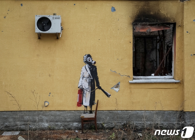 뱅크시가 우크라이나 수도 키이우 인근의 호스토멜에 있는 건물 외벽에 그린 그라피티. ⓒ 로이터=뉴스1 ⓒ News1 김예슬 기자