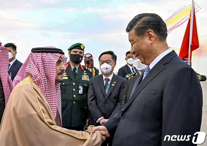 7일(현지시간) 시진핑 중국 국가주석(우)이 사우디아라비아 리야드에 국빈 방문한 가운데, 칼리드 왕 국제공항에서 리야드 주지사인 파이살 빈 반다르 왕자의 영접을 받고 있다. ⓒ AFP=뉴스1 ⓒ News1 정윤영 기자