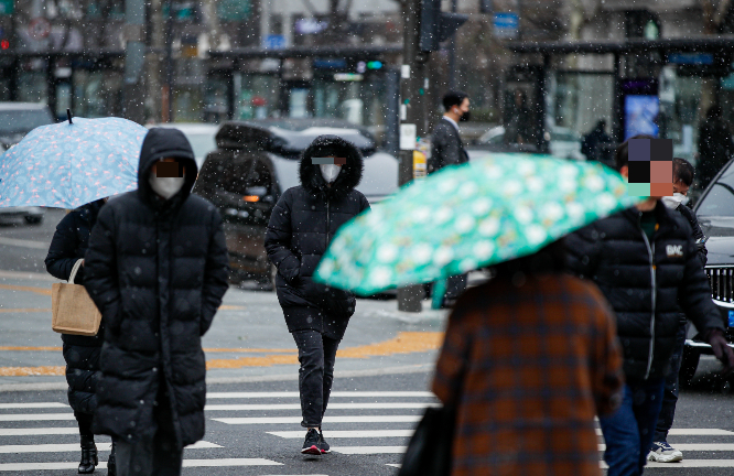 오는 9일에는 중부 일부 지역과 전라권에 빗방울 혹은 눈이 날릴 것으로 예상된다. 사진은 지난 6일 오전 서울 시내 한 거리에 눈이 오자 시민들이 우산을 쓰고 걸어가는 모습. /사진=뉴스1
