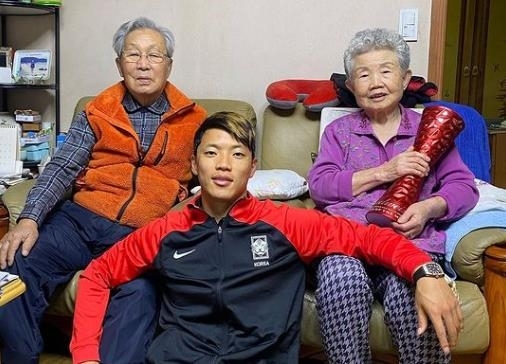 황희찬이 포르투갈전 최우수선수 트로피를 조부모에게 선물했다.(황희찬 SNS 캡처)
