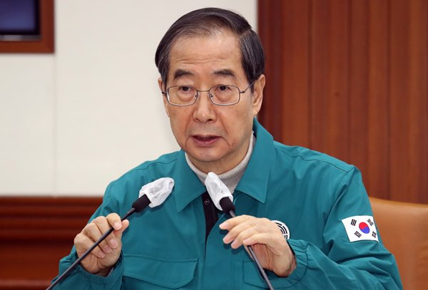 한덕수 국무총리가 9일 오전 실내 마스크 착용 의무 자율화에 대한 구체적인 판단기준을 이달 중에 발표하겠다고 전했다. 사진은 이날 정부서울청사에서 열린 신종 코로나바이러스 감염증(코로나19) 중앙재난안전대책본부 회의에서 모두발언하는 한 총리. /사진=뉴스1