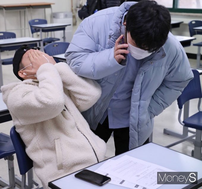 사진은 서울 종로구 경복고등학교에서 수능 성적표를 받은 학생이 등급을 확인하고 아쉬워하는 모습. /사진=장동규 기자