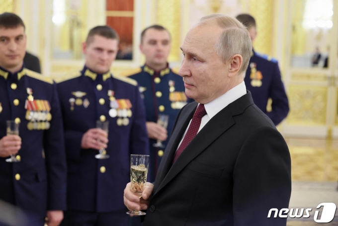 블라디미르 푸틴 러시아 대통령이 8일(현지시간) 모스크바 크렘린에서 열린 러시아 영웅 시상식서 수상자와 건배를 하고 있다. ⓒ AFP=뉴스1 ⓒ News1 우동명 기자