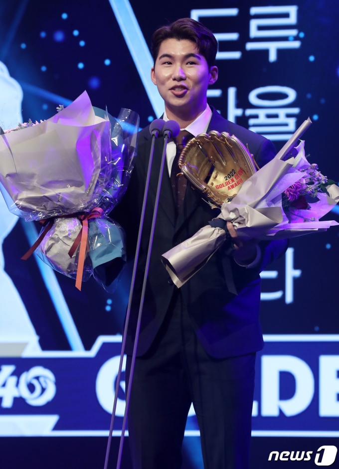 김혜성(키움)이 9일 오후 서울 강남구 코엑스에서 열린 2022 신한은행 SOL KBO 골든글러브 시상식에서 2루수부문 수상소감을 밝히고 있다. 2022.12.9/뉴스1 ⓒ News1 박세연 기자