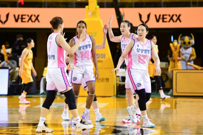 삼성생명이 KB스타즈를 꺾고 공동 2위가 됐다.(WKBL 제공)