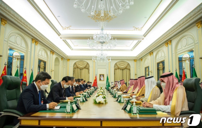 시진핑 중국 국가 주석이 8일(현지시간) 리야드에서 무함마드 빈 살만 사우디아라비아 왕세자와 회담을 하고 있다. ⓒ 로이터=뉴스1 ⓒ News1 우동명 기자