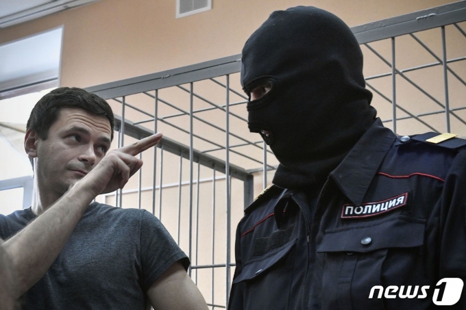 러시아의 저명한 야당 정치인 일리야 야신(왼쪽)이 구금됐다고 지난 6월27일(현지시간) 러시아 언론이 보도했다. ⓒ AFP=뉴스1 ⓒ News1 이서영 기자