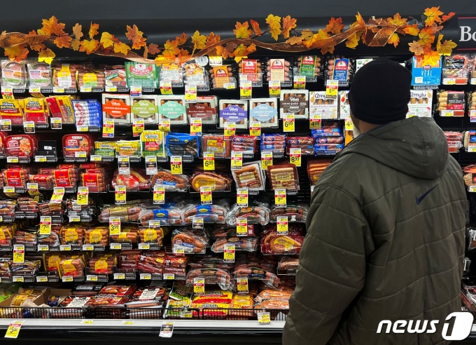 미국 일리노이주 시카고에서 한 쇼핑객이 슈퍼마켓에서 진열된 식품들을 살펴보고 있다. 2022.11.22/뉴스1 ⓒ 로이터=뉴스1 ⓒ News1 김민수 기자
