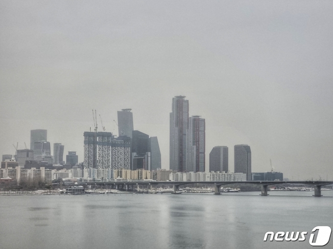 6일 오전 서울 한강철교에서 바라본 여의도 인근에 구름이 가득하다. 2022.12.6/뉴스1 ⓒ News1 황덕현 기자