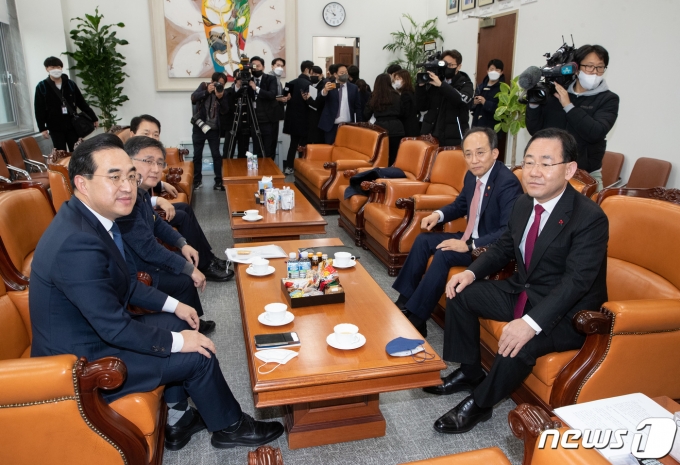 주호영 국민의힘 원내대표와 박홍근 더불어민주당 원내대표, 추경호 경제부총리 겸 기획재정부 장관 등이 9일 오전 서울 여의도 국회에서 회동을 갖고 있다. 2022.12.9/뉴스1 ⓒ News1 이재명 기자