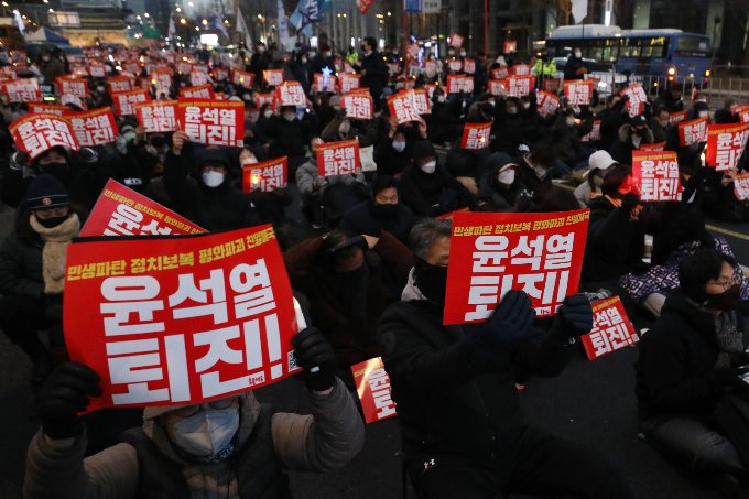 주말 서울 시내 대규모 시위… '尹 퇴진' 촛불 행진에 교통혼잡 예상