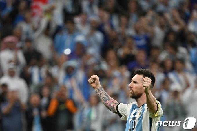 승리후 두 주먹을 들어 올리는 아르헨의 대표 공격수 리오넬 메시. ⓒ AFP=뉴스1