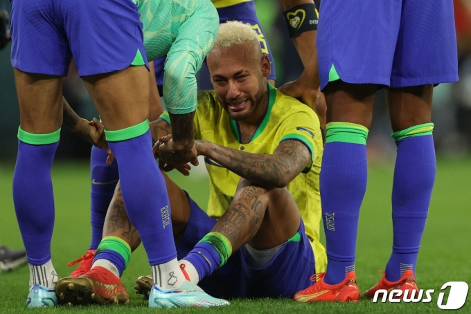 2022 FIFA 카타르 월드컵 8강전에서 탈락한 브라질의 네이마르가 통한의 눈물을 흘리고 있다. ⓒ AFP=뉴스1