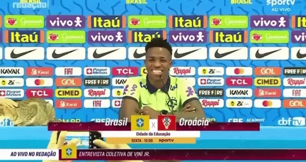 지난 7일(현지시간) 브라질 대표팀 비니시우스(22·레알 마드리드)가 인터뷰하던 도중 길고양이가 단상에 올라오자 옆에 있던 스태프가 고양이를 아래로 던졌다. (브라질 ge.globo 트위터 갈무리)