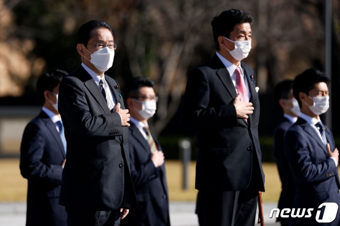 陸上自衛隊朝霞基地の儀仗隊を視察する岸田文夫首相（左）と岸信夫元防衛大臣。  ⓒ AFP=News1 ⓒ News1 記者 カン・ミンギョン