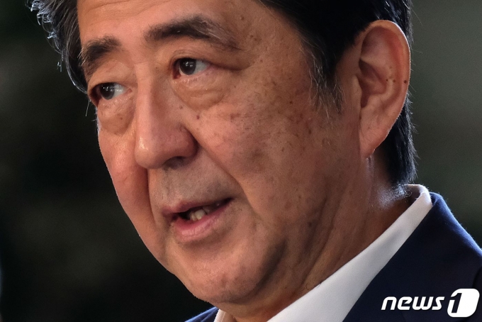 安倍晋三元首相は、2019 年に東京の公邸に出勤する際、記者からの健康に関する質問に答えている. ⓒ AFP=News1 ⓒ News1 記者 ウ・ドンミョン