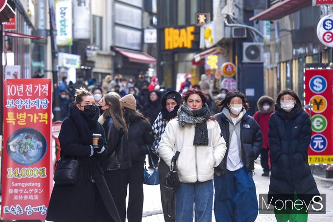 11월 출발지별 외국인 입국자 현황에 따르면 일본이 전년동기대비 3599.30% 급증한 8만829명으로 1위를 차지했다. 사진은 서울 중구 명동을 찾은 외국인들. /사진=임한별 기자