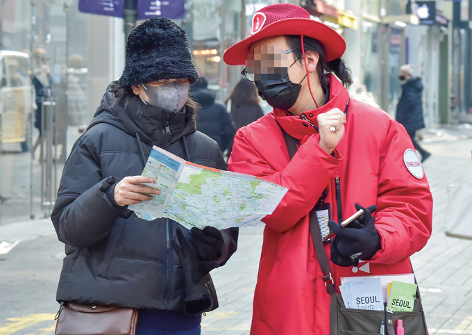 서울 시내에서 지도를 들고 길을 묻는 외국인 관광객./사진=임한별 기자
