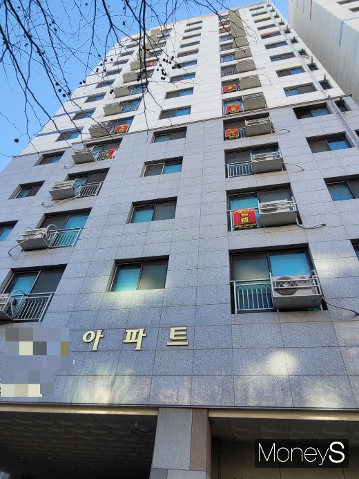 미추홀구에 위치한 또 다른 도시형 생활주택. 해당 주택 역시 전세사기를 당한 곳으로 발코니마다 전세사기 구제방안을 촉구하는 붉은색 현수막이 걸려있다. /사진=신유진 기자