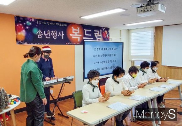 서울 광진구 치매안심센터가 2022년 12월23일 주최한 송년행사에서 경증 치매 환자 5명이 칼림바를 연주하고 있다. /사진=최영찬 기자