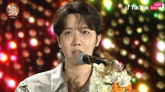 음반 부문 대상은 방탄소년단으로 멤버 제이홉이 대표로 수상했다./사진=JTBC 방송캡처