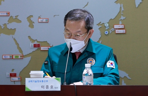 이종호 과학기술정보통신부 장관이 24일 한국인터넷진흥원 인터넷침해대응센터(KISC)를 방문해 홈페이지 해킹 등 사이버 공격 현황 및 비상대응체계 상황을 점검하고 있다. /사진=뉴스1(과학기술정보통신부 제공)