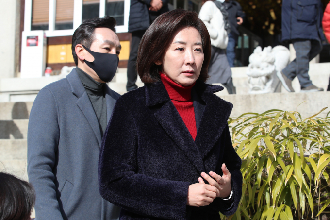 나경원 전 국민의힘 의원이 17일 오후 대구 동구 동화사 예방을 마친 뒤 대웅전 앞 계단을 내려오고 있다. / 사진=뉴스1