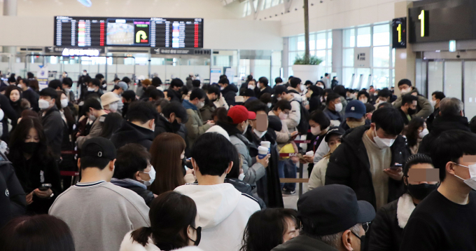 24일 오전 제주국제공항이 체류객들로 북적이고 있다. / 사진=뉴스1