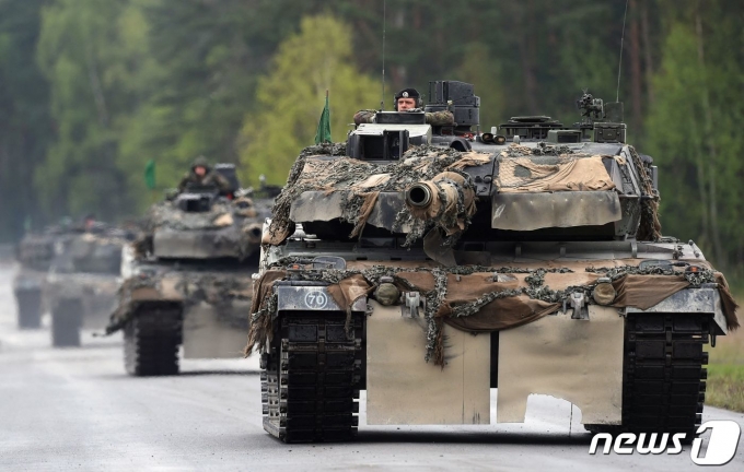 독일 레오파드2 주력 탱크의 대원들이 지난 2017년 5월 12일 그라펜뵈르 훈련장에서 가진 연합 훈련에 도착을 하고 있다. 독일은 25일 (현지시간) 우크라이나에 자국과 서방 각국이 보유한 독일산 주력 탱크 레오파드2를 지원하기로 결정한 것으로 알려졌다. ⓒ AFP=뉴스1 ⓒ News1 우동명 기자