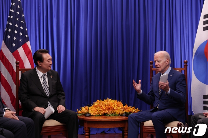 윤석열 대통령과 조 바이든 미국 대통령이 13일(현지시간) 캄보디아 프놈펜의 한 호텔에서 한미 정상회담을 하고 있다. (대통령실 제공) 2022.11.14/뉴스1 ⓒ News1 오대일 기자