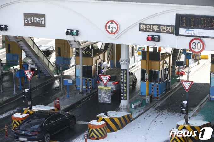 서울 중구 남산 1호터널에서 차량들이 지나가고 있다. /뉴스1 ⓒ News1 이승배 기자