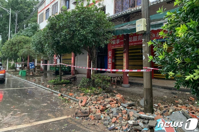<자료 사진> 2021년 9월 6일 (현지시간) 규모 6.0의 지진이 발생한 중국 쓰촨성 루저우에서 무너진 건물 외벽이 보인다. ⓒ AFP=뉴스1 ⓒ News1 우동명 기자