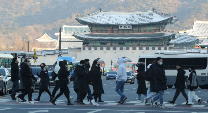 오는 28일에는 기온이 최저 영하 19도 까지 떨어지고 바람이 세게 불어 올 겨울 최강 한파가 지속 될 것으로 보인다. 사진은 27일 서울 종로구 광화문에서 건널목을 건너는 시민들. /사진=뉴스1