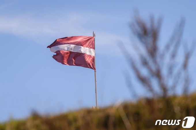 발트해 연안국인 라트비아의 한 군부대에서 라트비아 국기가 바람에 휘날리고 있다. 2022.9.10 ⓒ AFP=뉴스1 ⓒ News1 강민경 기자