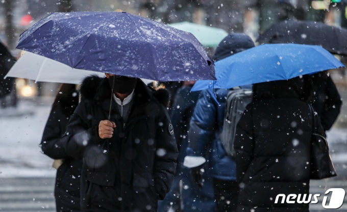 서울 세종대로사거리에서 우산을 쓴 시민들이 출근길 발걸음을 재촉하고 있다. 2023.1.26/뉴스1 ⓒ News1 김도우 기자
