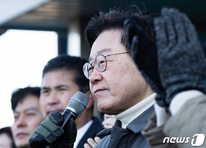이재명 더불어민주당 대표가 27일 오후 전북 군산시 신영동 군산공설시장에서 연설을 하고 있다. 2023.1.27/뉴스1 ⓒ News1 이재명 기자