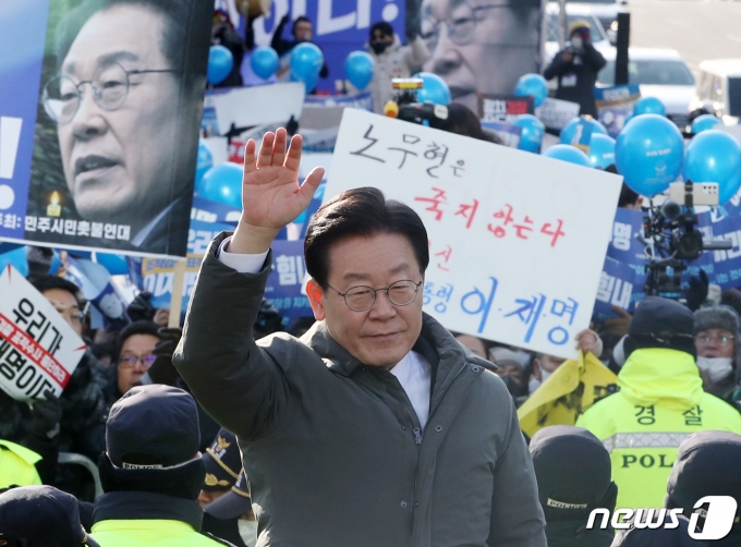  Ҿִ ǥ 嵿  Ư Ȥ    縦 ޱ  28   ʱ ߾û ⼮ ռ ڵ  λϰ ִ. 2023.1.28/1  News1 ̵ 