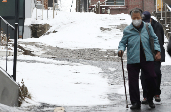 사진은 서울 마포구 공덕동 인근에서 할머니가 눈이 쌓인 언덕을 내려오는 모습. 사진은 기사 내용과 무관함./사진=뉴스1